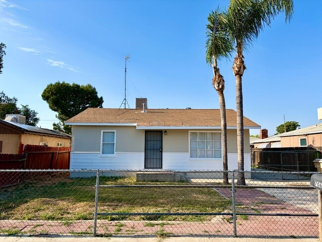 Building Photo - Cute 2 Bedroom 1 Bath Home. Must See!! Rent $1450 Deposit $1450 New Paint Inside and Out! New Flo...