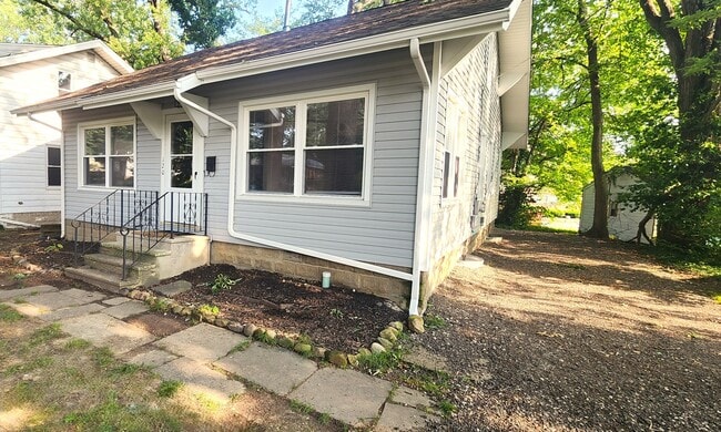 Building Photo - 120 E School St Rental