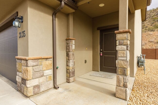 Photo - 3 bed | 2.5 bath | 2-car Townhome with Was...