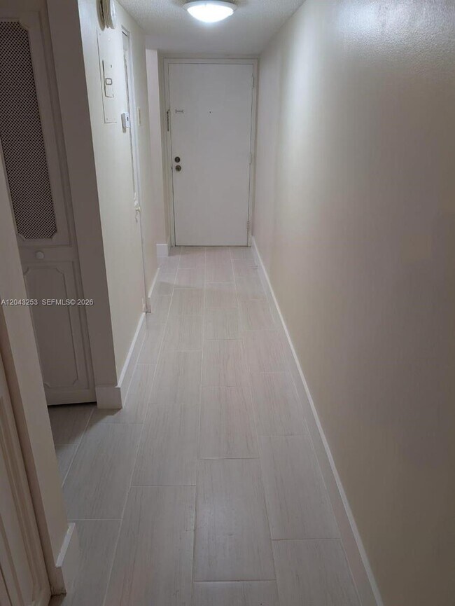Photo - 3680 Inverrary Dr Unidad 2M