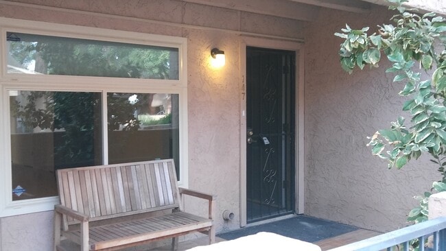 Building Photo - Townhouse