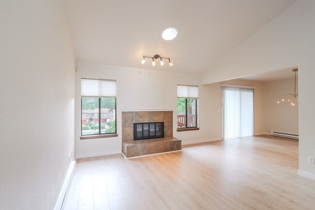 Photo - Spacious 3bd/2.5ba Smoketree Condo in Federal Way!