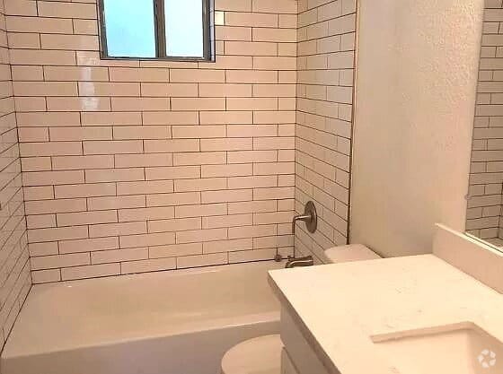 Building Photo - TERRIFIC 2 BEDROOMS 1 BATH SINGLE STORY FO... Unit 4 Rental