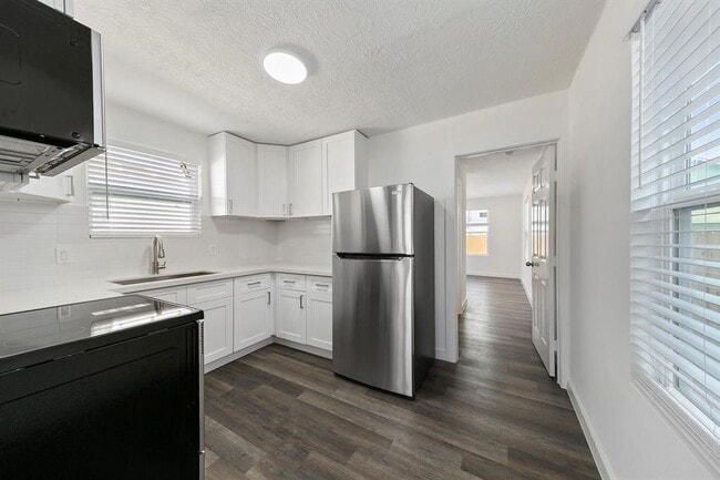 Photo - 3727 Winnie St