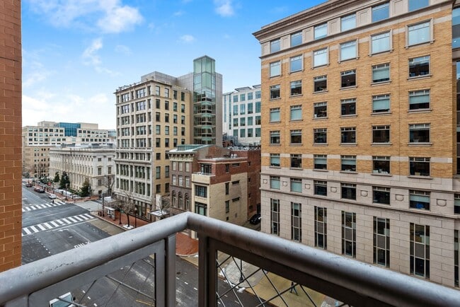 Building Photo - $400 Off! Professionally Managed, Spacious... Unit 722 Rental