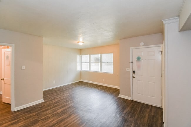 Photo - 2844 Myra St