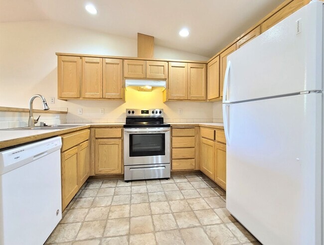Building Photo - Spacious, 3 bedroom 2 bath Duplex in Marys... Rental