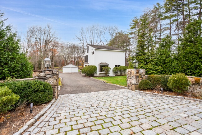 Building Photo - 425 Taconic Rd