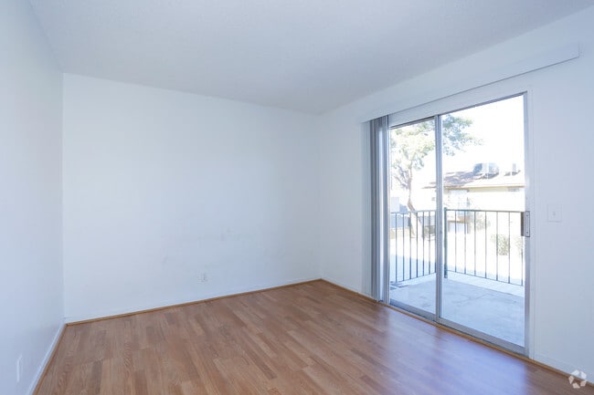 1BR, 1BA - 600 SF Bedroom - Azure Park