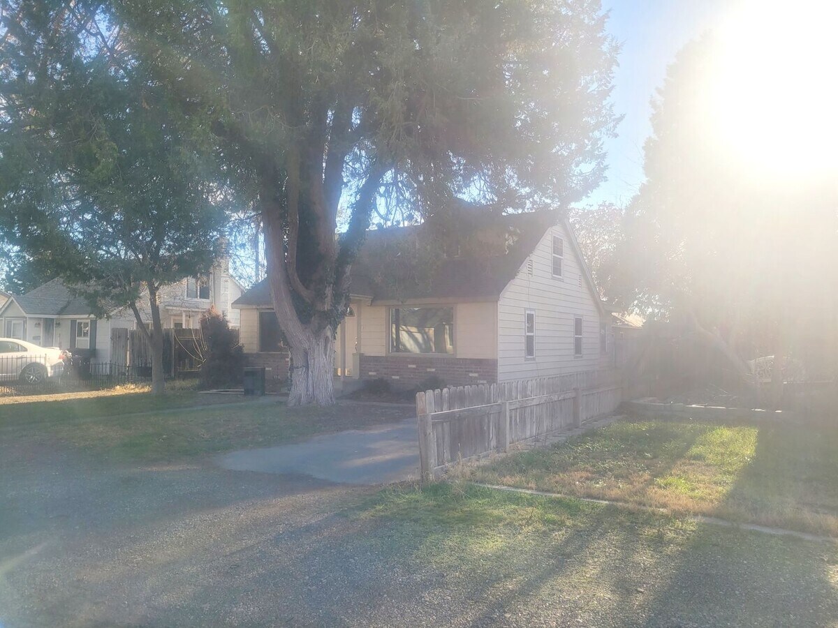 Photo - 1427 W 5th Pl