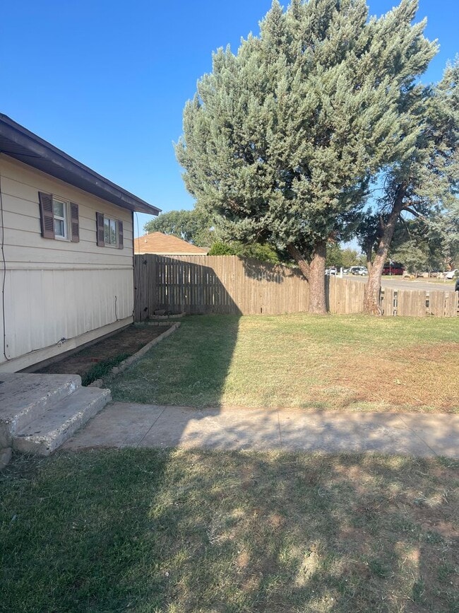 Photo - Move in Special! $200 off First Month! Adorable 2 Bedroom with 2 Car Garage Close to Hospitals an...
