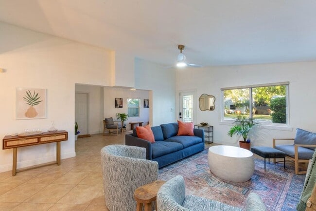 Photo - 327 Dartmouth Dr