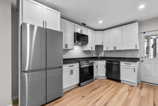 Building Photo - 15 N Bradford St Rental