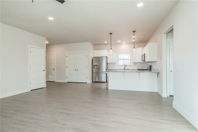 Photo - 350 W Kinniburgh Dr