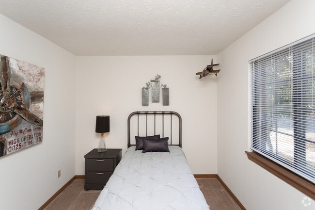 2BR, 1BA - 768 SF