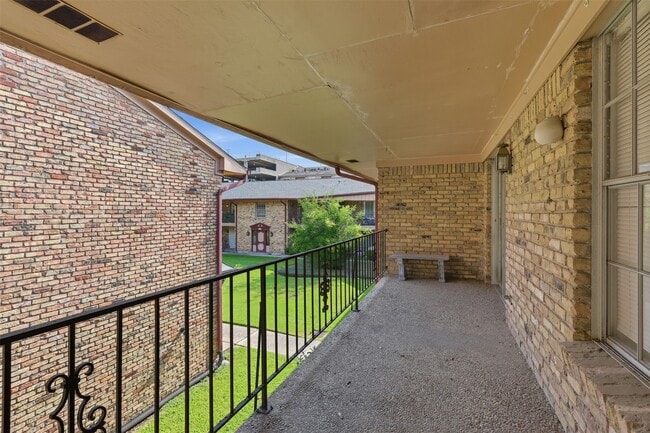 7600 Burgoyne Rd Unit 250