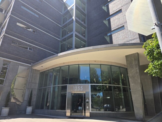 Building Photo - Stunning Condo with Large Private Rooftop ... Unit 615