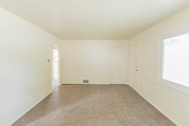 Photo - 1908 Taft Ave NE