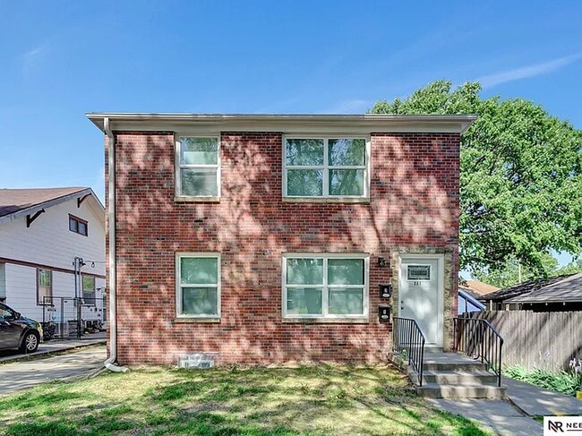 Building Photo - 221 N 33rd St Unit #2