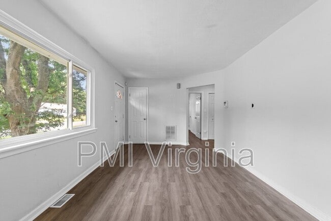 Photo - 200 Stratford St