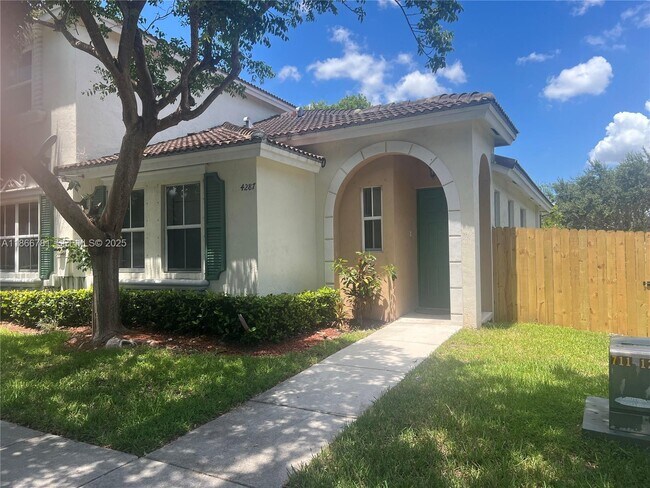 Photo - 4287 NE 9th St