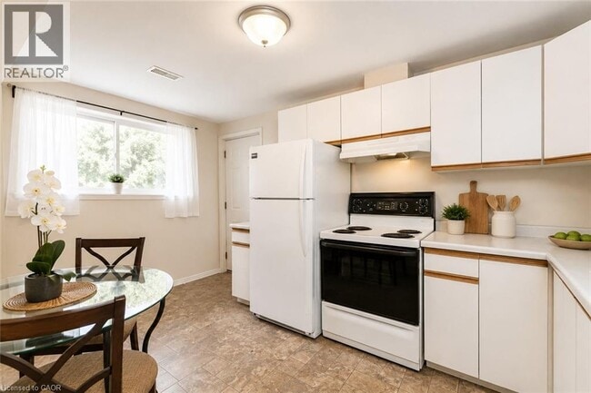 Photo - 442 Blythwood Pl