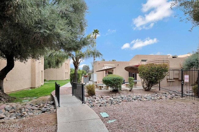Building Photo - 3131 W Cochise Dr Unit 204