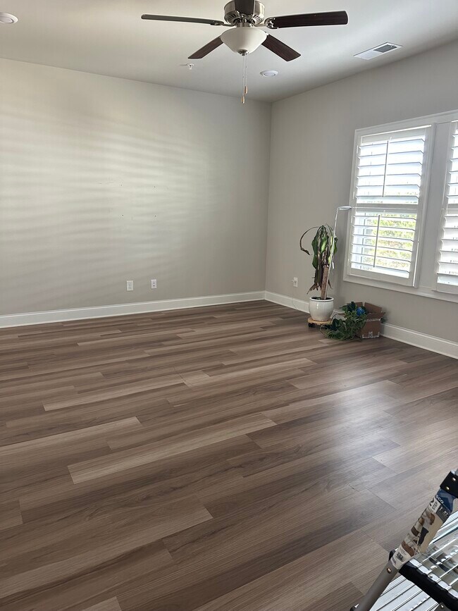 Photo - 805 Mackay Crk