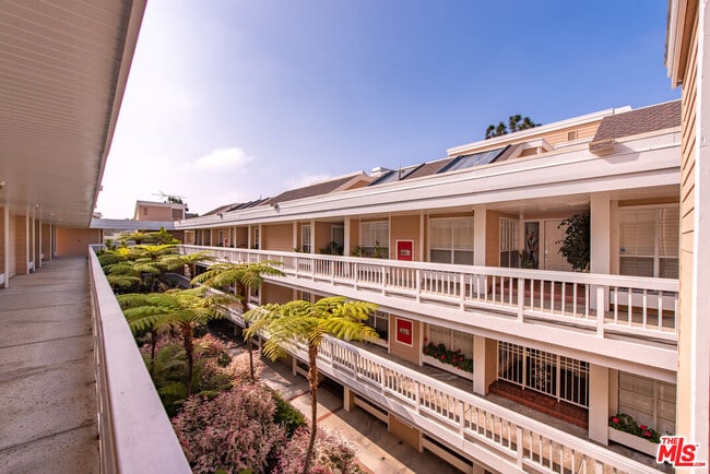 Photo - 4342 Redwood Ave