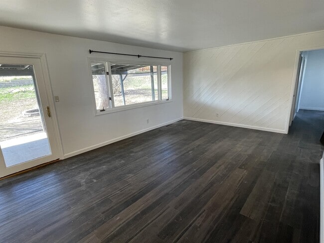 Photo - 820 48th St S