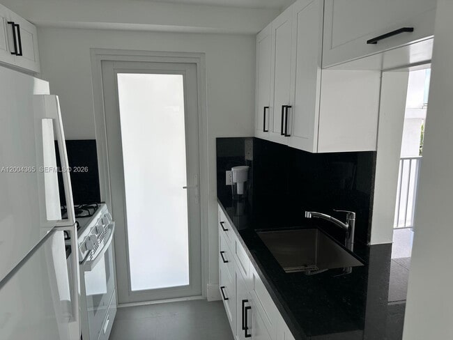 Photo - 360 Meridian Ave Unidad 3E