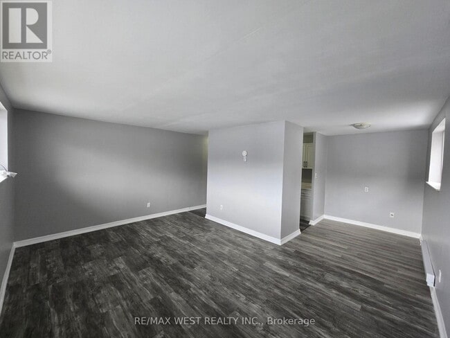 Photo - 80 William St W Unit 1