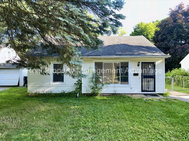 Building Photo - Mid-Century Ranch Boasts 3 Large Bedrooms ... Rental