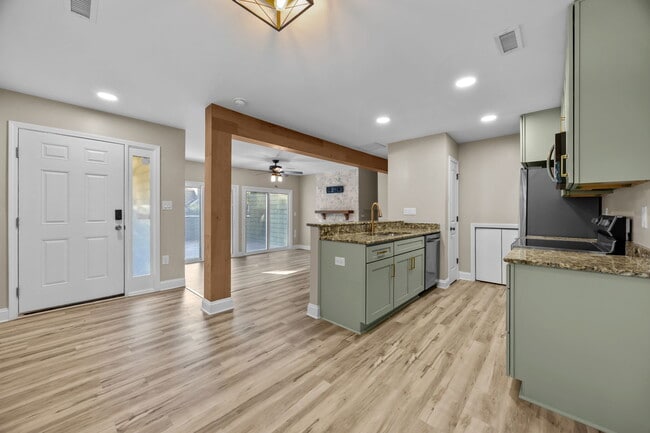 Photo - 425 W 8th St