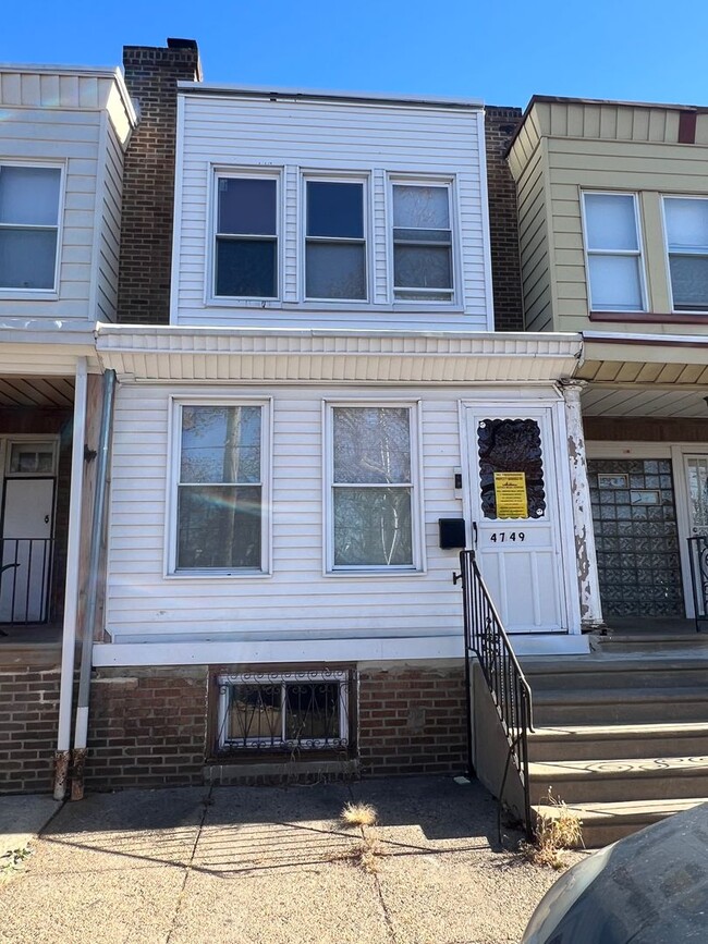 Updated three bedroom-Ready now! - Updated three bedroom-Ready now! House