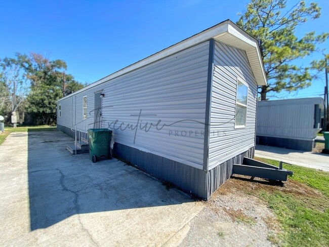 Building Photo - Move-In Ready 3BR, 1BA – Most Utilities In... Unit 2