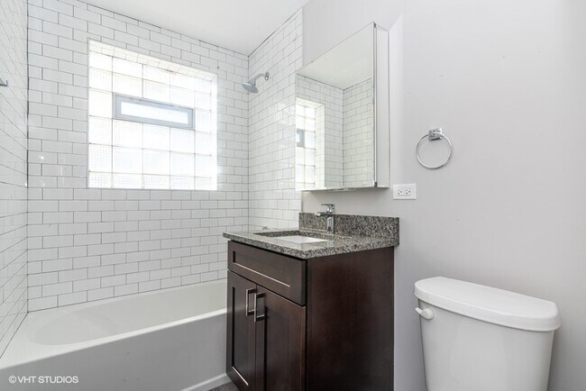 Photo - 6521 N Seeley Ave Unidad 1S