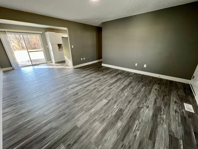 Photo - Massive Space! 4 Bedrooms 2 Bathrooms - Cr...