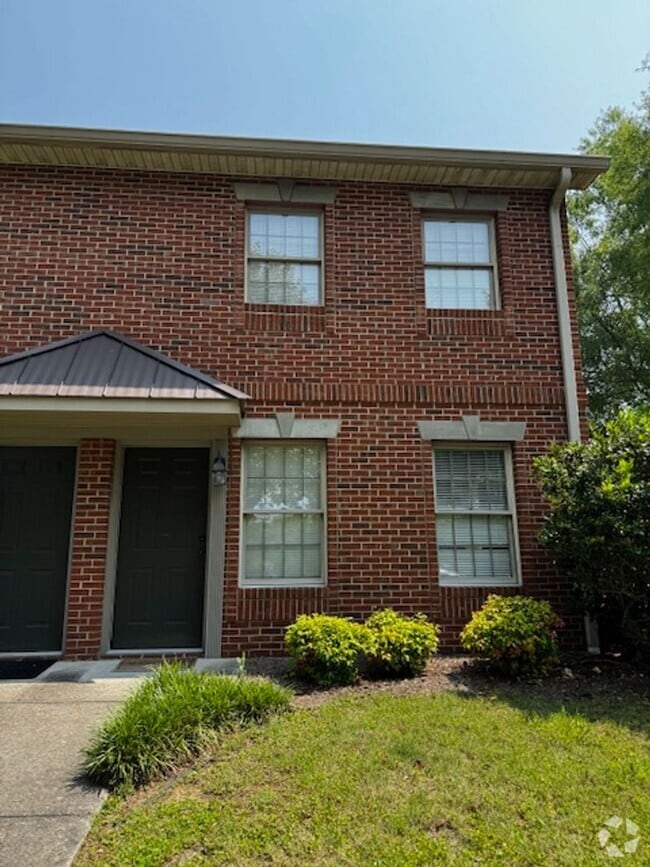 Building Photo - 2 Bedroom 1.5 Bath Townhouse