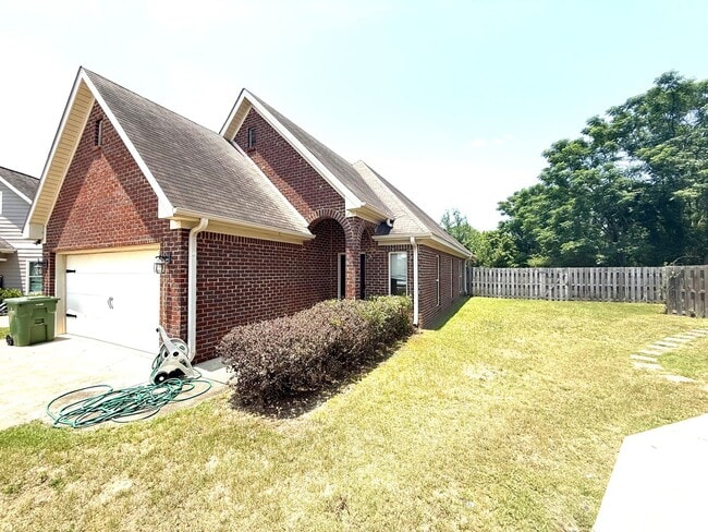Building Photo - **3 Bed 2 Bath With a Garage In Park Lake** Call 334-366-9198 to schedule a self tour