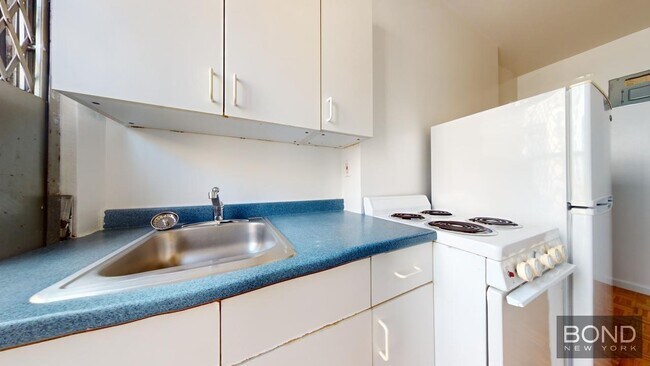 Building Photo - 164 Mott St Unit 5D