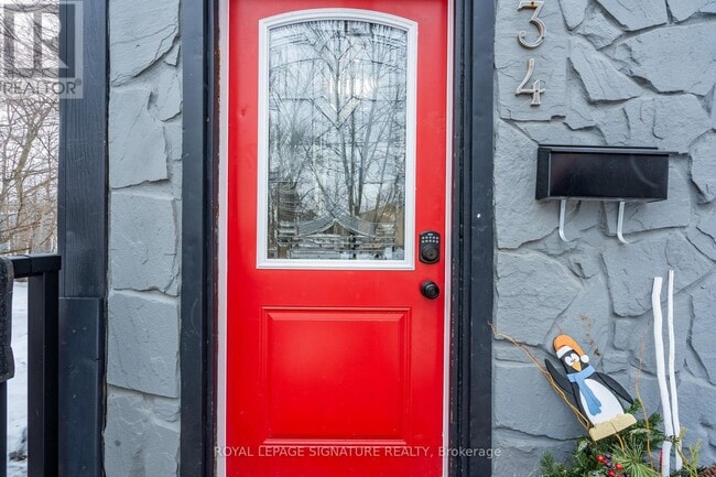 Photo - 34 Bond St S