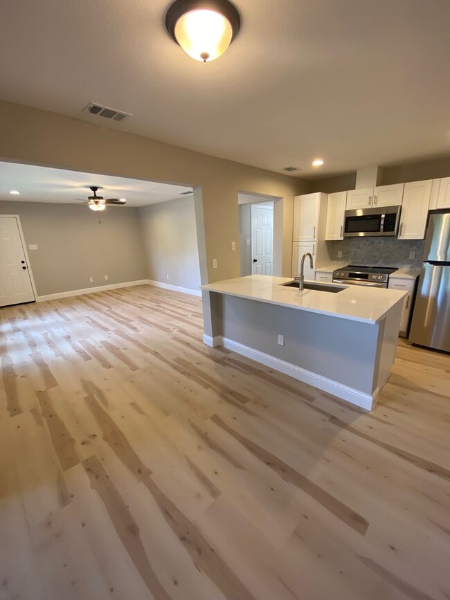 Photo - 5826 Sandhurst Ln