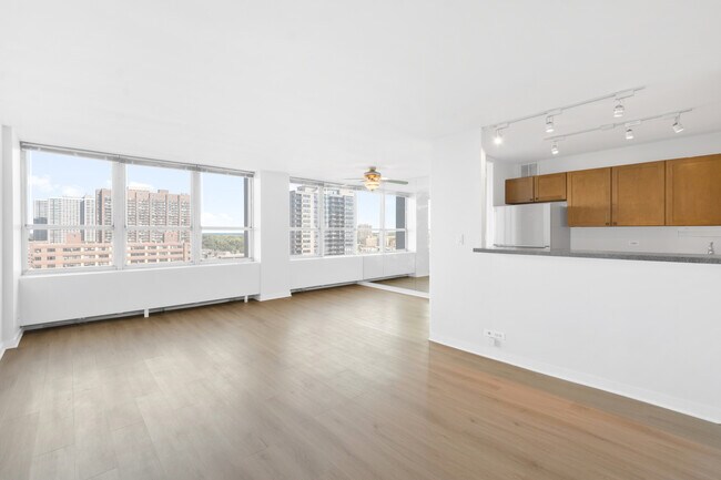 Photo - 655 W Irving Park Rd Unidad 1114