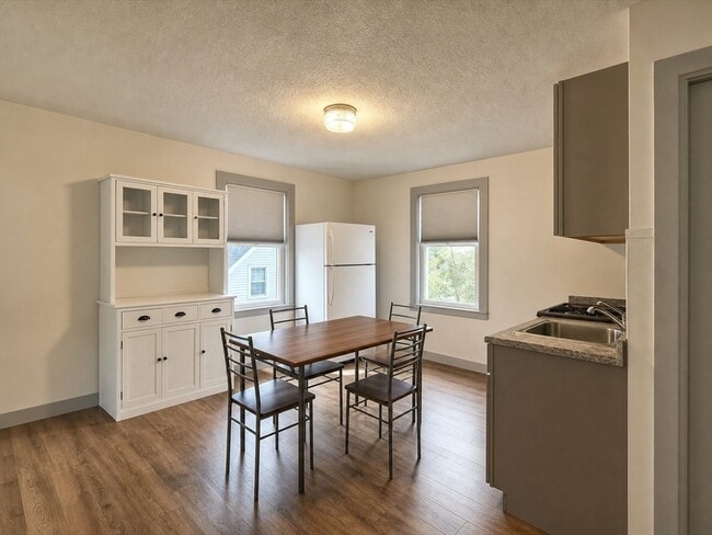Building Photo - 121 Thorndike St Unit 3L