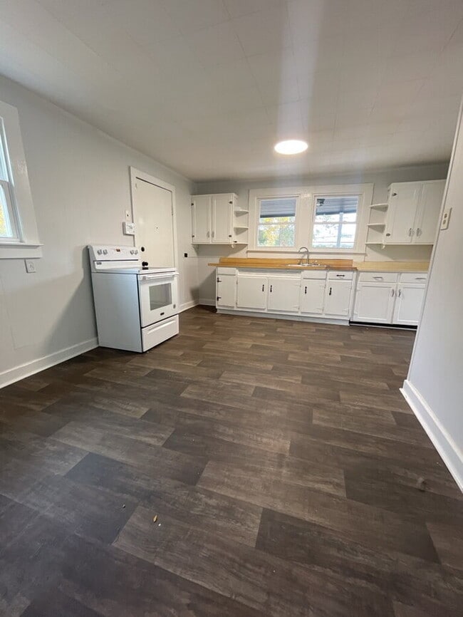 Photo - Charming 2-Bedroom Oasis with Full Bath in Pelzer's Heart!