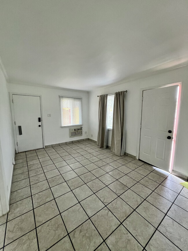 Living room - 218 N Florence St Unit 218