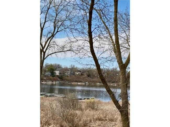 Building Photo - 1304 W Medicine Lake Dr Unit 226