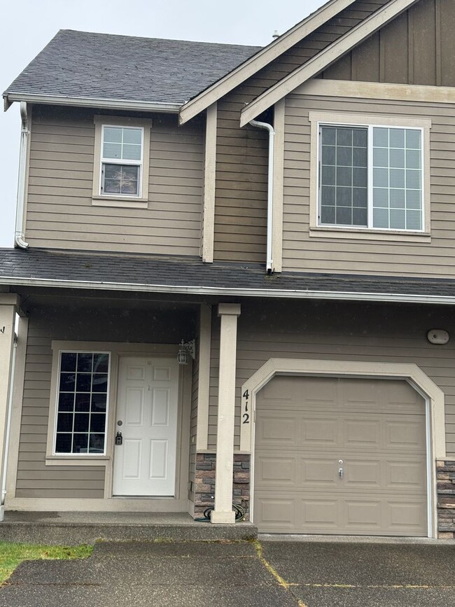Building Photo - Great Townhome in Desirable Location