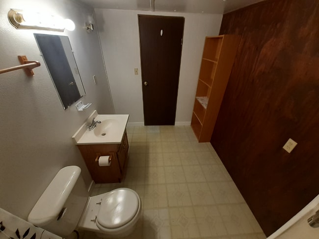 Photo - 100 30th St W